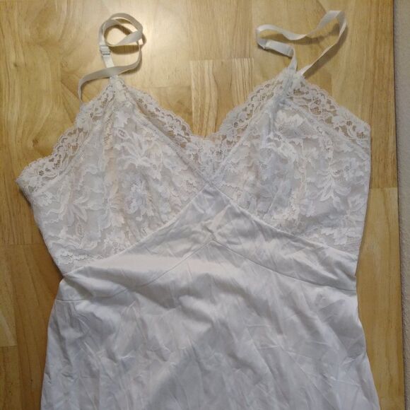 Vintage Vanity Fair White Nylon Satin Lace Lingerie Dress Slip Nightgown 36 - Picture 1 of 6